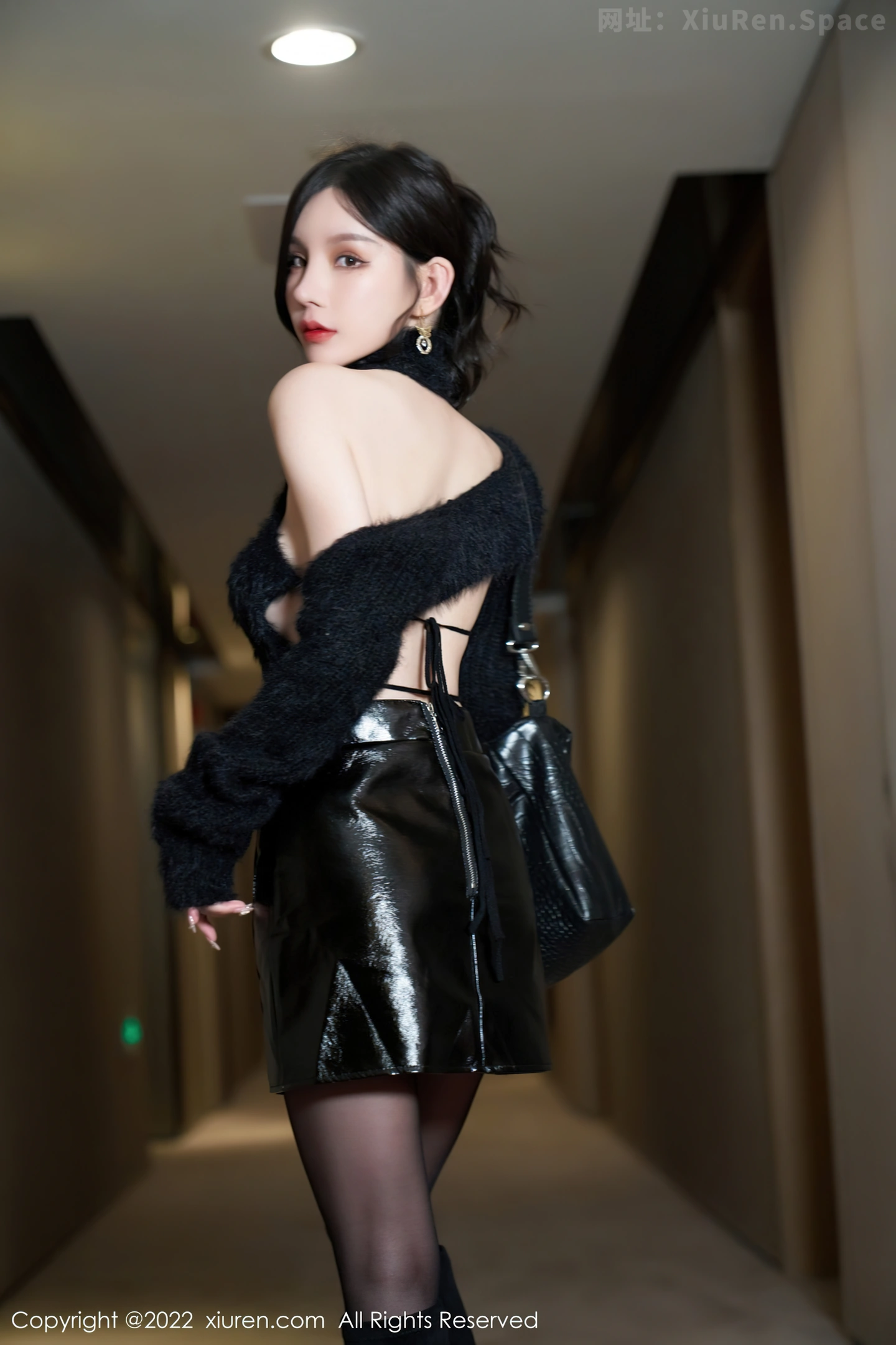 图片[2]-[XiuRen秀人网]VOL.4437 女神周于希Sally私房半脱全裸上身配破烂无内黑丝极致诱惑写真87P-秀人网官方网站